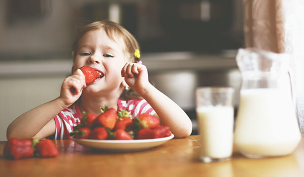 ENFANT-QUI-MANGE-DES-FRAISES